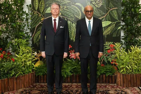 Duta baru Kesatuan Eropah (EU) ke Singapura, Encik Artis Bertulis (kiri), bertemu Presiden Tharman Shanmugaratnam di Istana pada 17 November.