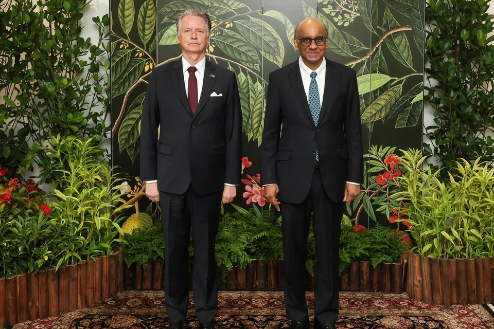 Duta baru Kesatuan Eropah (EU) ke Singapura, Encik Artis Bertulis (kiri), bertemu Presiden Tharman Shanmugaratnam di Istana pada 17 November.