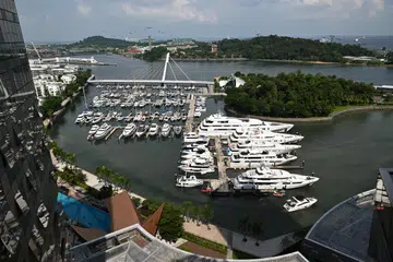 MAYAT DITEMUI: Pihak polis menerima panggilan meminta bantuan di 2 Keppel Bay Vista, di mana terletaknya Marina di Keppel Bay, pada 8.40 pagi, Selasa.