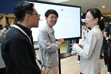 Pemangku Menteri Tenaga Manusia merangkap Menteri Negara Kanan (Penerangan dan Pembangunan Digital), Cik Jasmin Lau (kanan) berinteraksi dengan pegawai awam pada 18 September di Auditorium Kolej Perkhidmatan Awam (CSC).