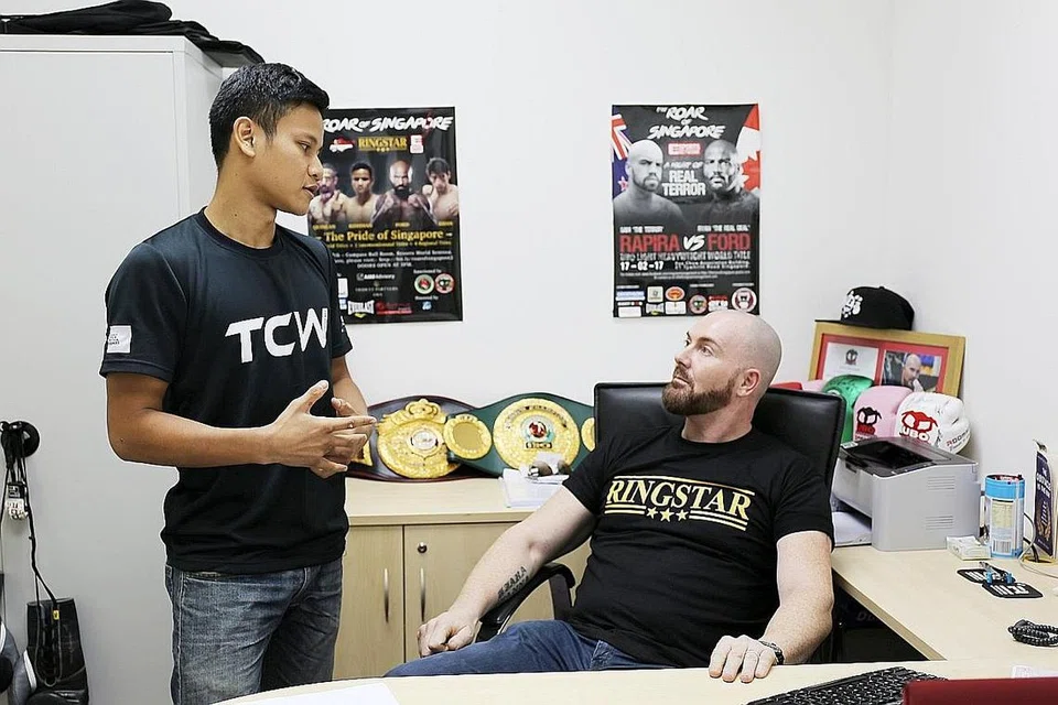 Pemilik Ringstar Management, Scott O'Farrell (gambar atas, kanan). 