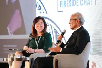 BERBINCANG: Tetamu terhormat, Encik Zainul Abidin Rasheed, dan CEO Kumpulan CGS-CIMB Securities, Cik Carol Fong, berbincang tentang pelaburan patuh syariah di Simposium Pelaburan Syariah Serantau di Hotel Swissotel The Stamford semalam. - Foto CGS-CIMB SECURITIES