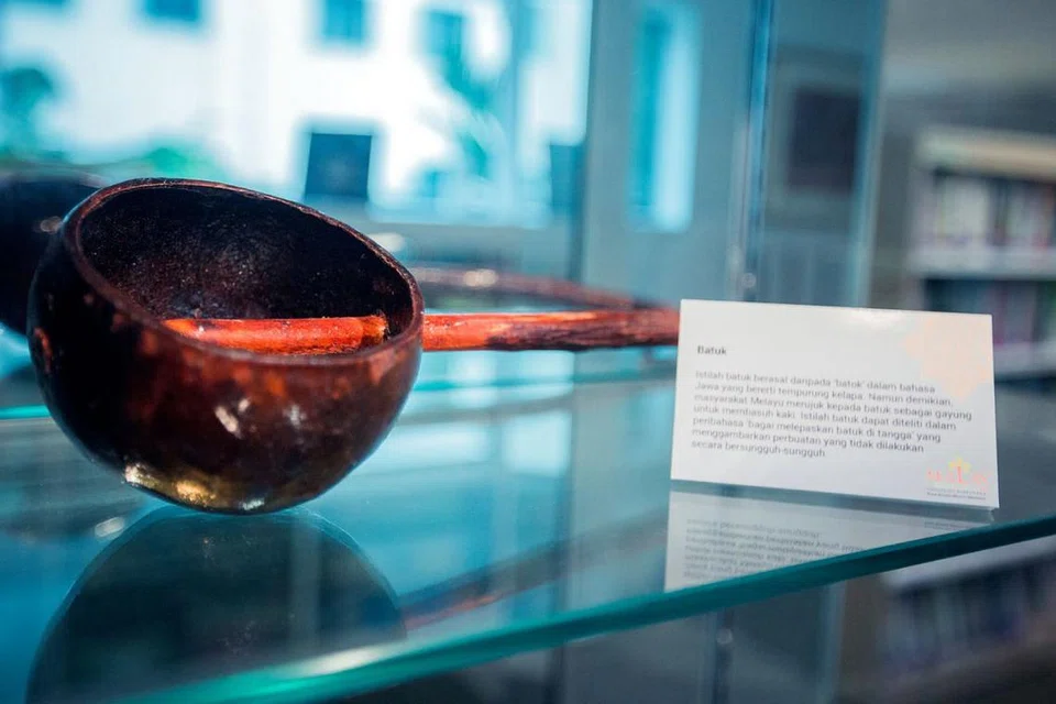 BATUK: Istilah 'batuk' berasal daripada 'batok' dalam bahasa Jawa yang bererti tempurung kelapa. Namun, masyarakat Melayu merujuk kepada batuk sebagai gayung membasuh kaki (gambar). Istilah 'batuk' diteliti dalam peribahasa 'bagai melepaskan batuk di tangga', yang menggambarkan perbuatan yang tidak dilakukan secara bersungguh-sungguh. - Foto BH oleh IQBAL FAIZAL