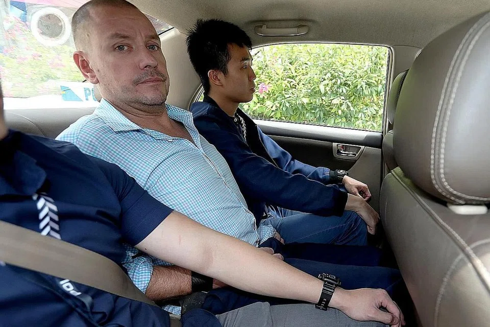 DIDAKWA DI MAHKAMAH: Rakyat Australia, Andrew Gosling (tengah) didakwa di mahkamah semalam kerana dikatakan melemparkan botol wain dari tingkat tujuh sebuah kondomium sehingga menyebabkan kematian. - Foto BH oleh WONG KWAI CHOW