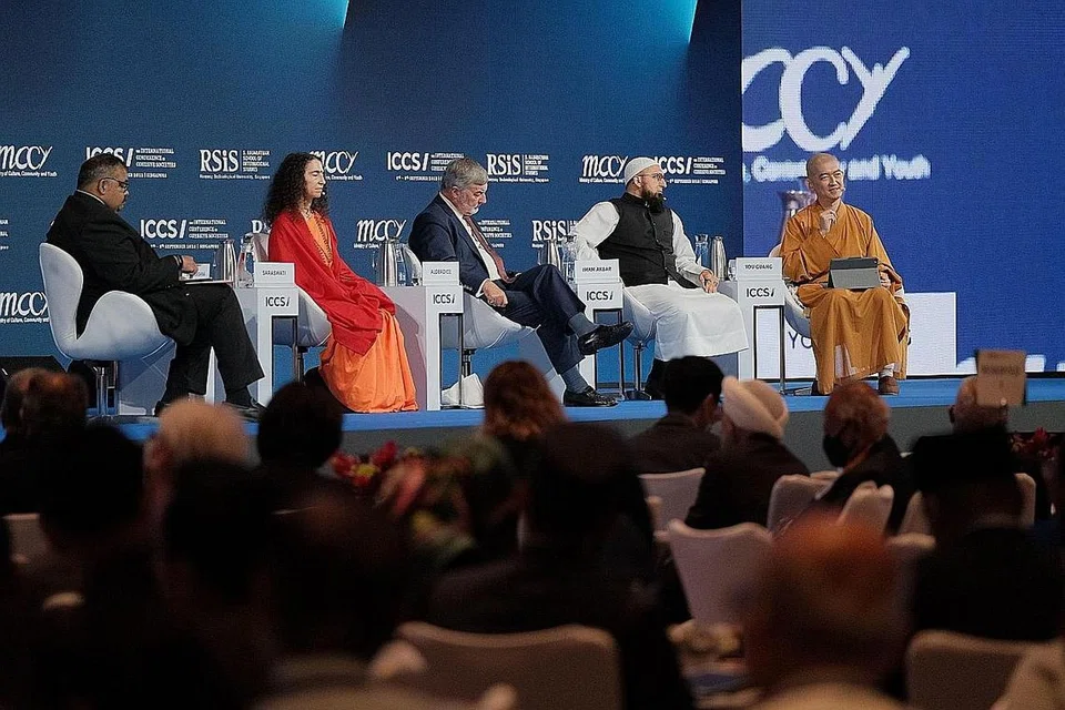 SESI PLENO: Ahli panel sesi pleno kelmarin terdiri daripada (dari dua dari kiri) Dr Sadhvi Bhagawati Saraswati, Lord John Alderdice, Imam Uzair Akbar dan Venerable Shi You Guang. Moderator perbincangan itu ialah Dr Kumar Ramakrishna (kiri). - Foto ICCS