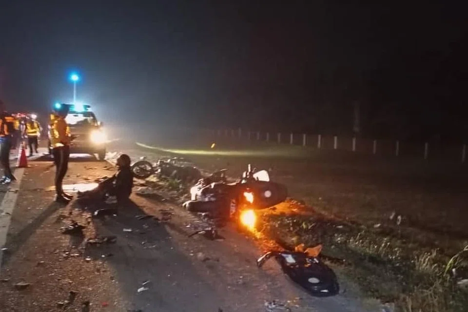 Keadaan di tempat kemalangan selepas dirempuh sebuah lori kontena.