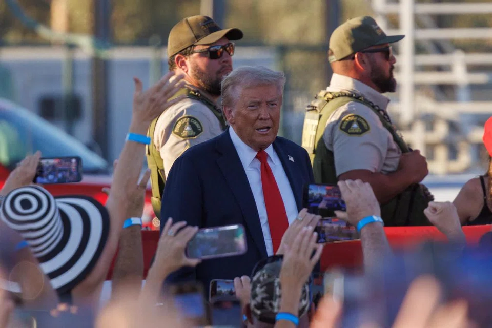 Syerif Riverside Country melakukan kawalan keselamatan ketika calon Presiden Amerika Syarikat daripada Republikan, Encik Donald Trump, tiba di perhimpunannya di Coachella, California.
