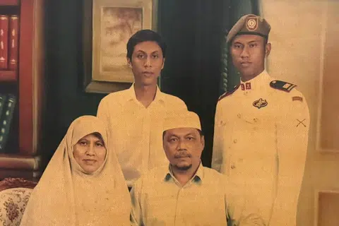 BG Fairoz (paling kanan) dan abangnya Encik Herman (dua dari kiri)  bersama ibu bapa mereka Encik Hassan Haron (dua dari kanan), yang pernah bekerja di agensi air negara PUB dan Cik Sukini Sajari (kiri) seorang suri rumah.