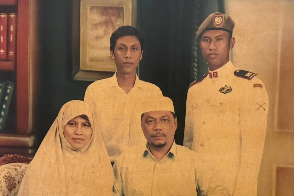 BG Fairoz (paling kanan) dan abangnya Encik Herman (dua dari kiri)  bersama ibu bapa mereka Encik Hassan Haron (dua dari kanan), yang pernah bekerja di agensi air negara PUB dan Cik Sukini Sajari (kiri) seorang suri rumah.