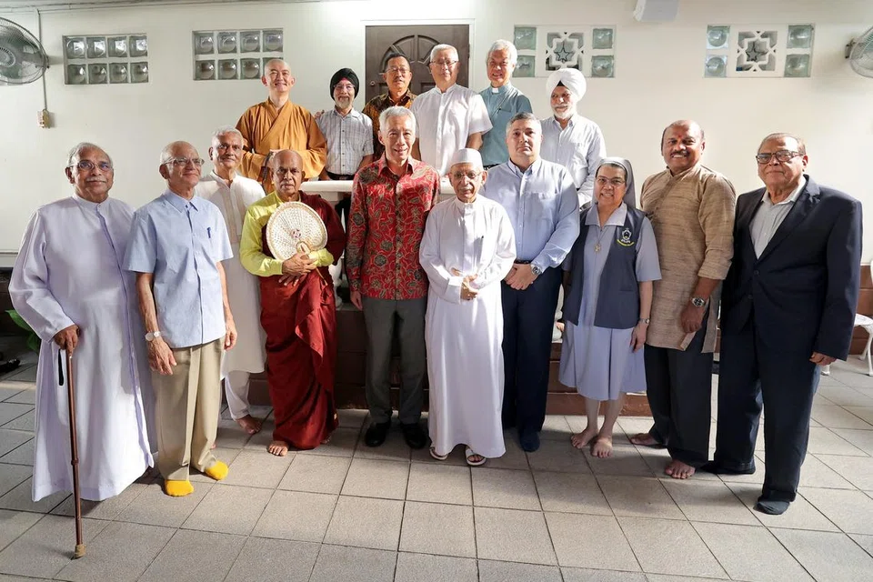 Menteri Kanan, Encik Lee Hsien Loong (tengah, berbaju batik) turut bertemu dan berinteraksi dengan pemimpin daripada pelbagai agama  semasa lawatannya ke Masjid Ba’alwie pada 29 Mei.
