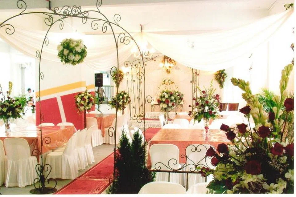 PANDUAN DAN LATIHAN KHUSUS DIBERI: Syarikat dalam industri perkahwinan boleh mendapatkan panduan dan latihan khusus daripada Dewan Perniagaan dan Perusahaan Melayu Singapura (DPPMS) mengenai cara memohon mengadakan majlis perkahwinan di kawasan awam HDB. - Foto AINON HAJI SULAIMAN WEDDING SERVICES