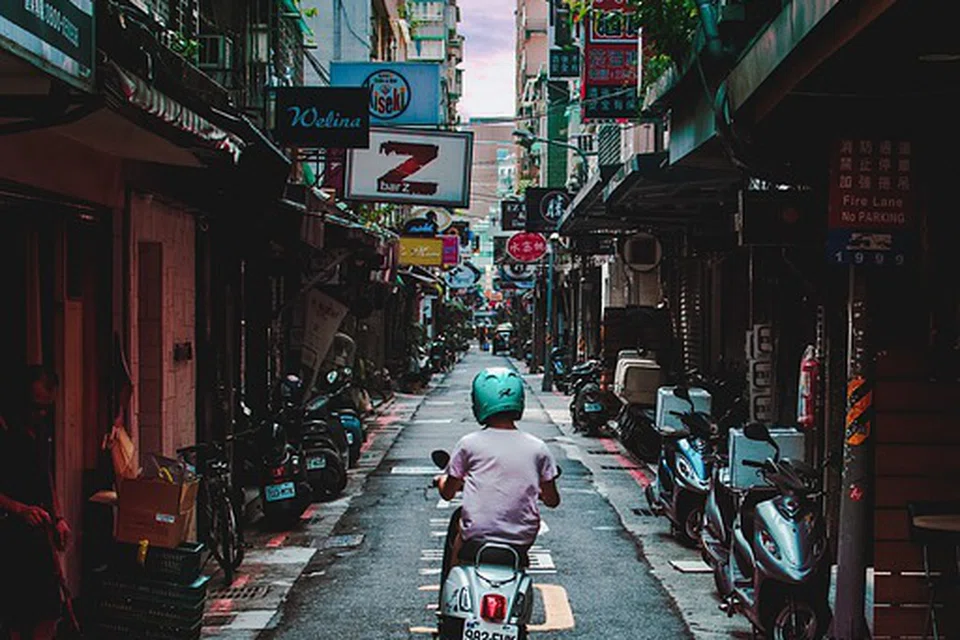 WARNA-WARNI TAIPEI: Taipei juga antara destinasi pilihan warga Singapura kerana kerencaman aktiviti dan seni bina bangunan yang dapat dilihat di jalanan.