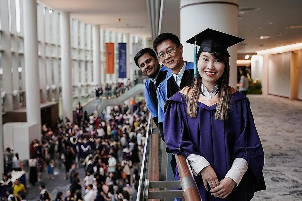SUMBANG KEPADA GENERASI SETERUSNYA: Dr Mustafa (paling belakang) turut menyumbang kepada pembangunan generasi seterusnya menerusi Hadiah Izzuddin Taherally, yang diberi kepada siswazah cemerlang Program Sarjana Universiti NUS yang terlibat dalam mempromosikan keharmonian kaum di Singapura. Dana bagi hadiah itu disumbang Dr Mustafa atas nama bapanya, pemimpin masyarakat mapan Encik Izzuddin Taherally. Cik Adeline Kong penerima pertama hadiah itu. - Foto fail BH