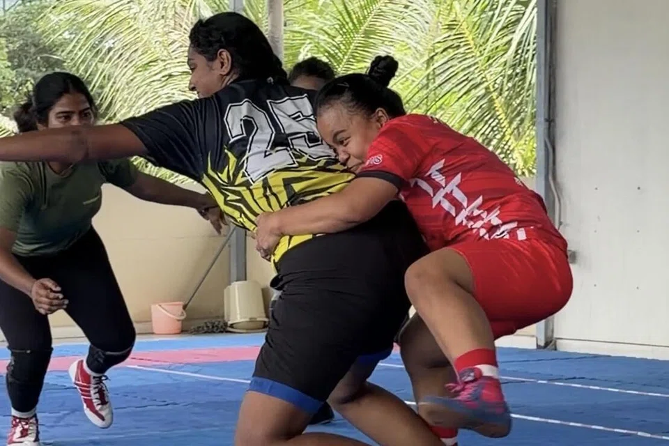 Putri (kanan) dapat membanting penyerang, atau ‘raider’, dengan lebih berkesan dek pengalaman terdahulunya dalam sukan jujitsu.