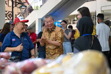 PENGALAMAN SEKTOR SWASTA: Usahawan Encik George Goh (tengah) sering menekankan kebebasannya sebagai calon Presiden kerana tidak mempunyai sebarang pertalian parti politik, sesuatu yang  boleh dianggap kekuatan utamanya, menurut pengamat.