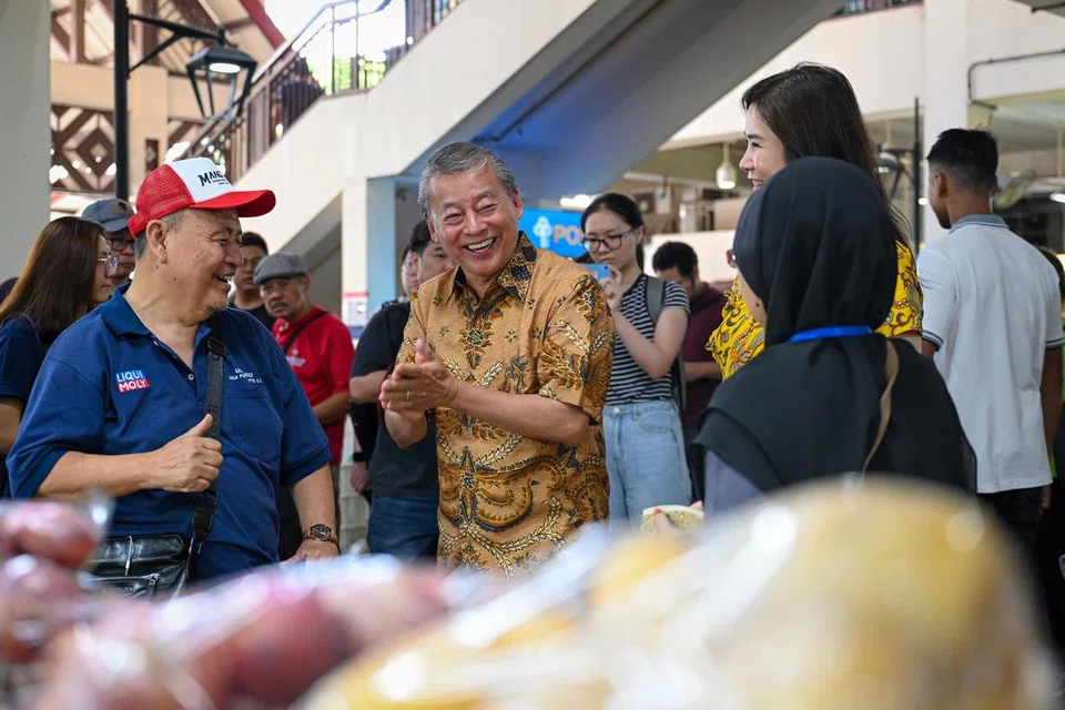 PENGALAMAN SEKTOR SWASTA: Usahawan Encik George Goh (tengah) sering menekankan kebebasannya sebagai calon Presiden kerana tidak mempunyai sebarang pertalian parti politik, sesuatu yang  boleh dianggap kekuatan utamanya, menurut pengamat.
