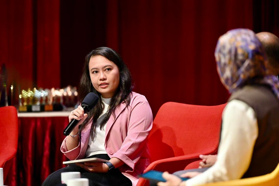 Cik Aisyah Lyana Mohamed Satria berkata walaupun kandungan di media sosial kadangkala menggunakan bahasa rojak atau kurang baku, penggunaan bahasa secara semula jadi mampu mendekatkan golongan muda dengan bahasa Melayu.