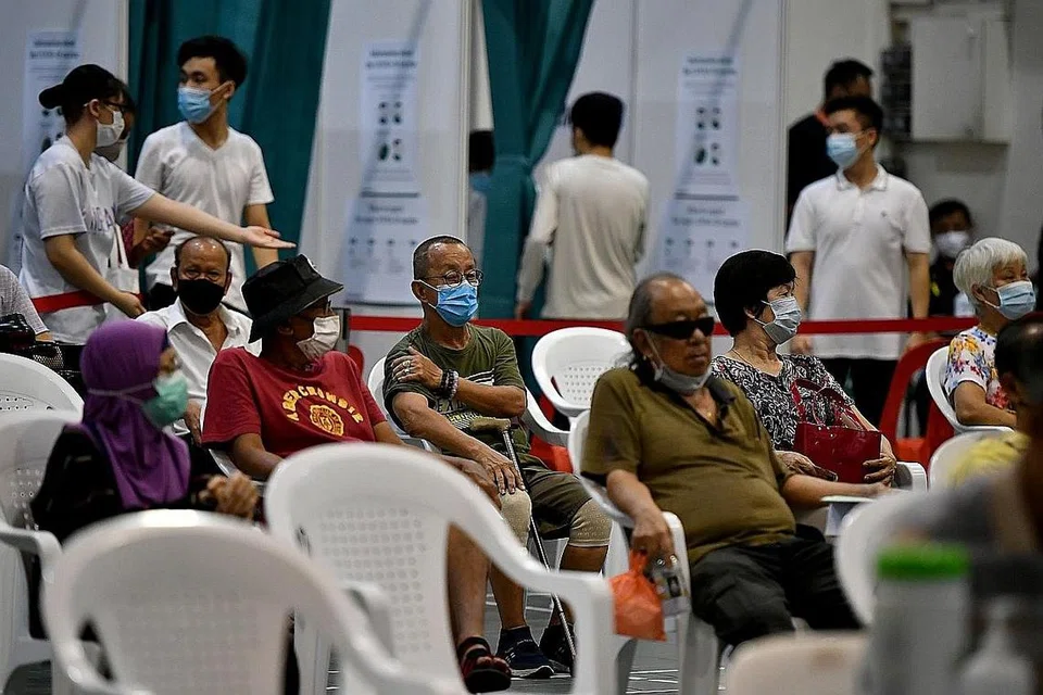 VAKSIN TAK TUNGGU ORANG: Vaksin tidak akan disimpan bagi orang yang menangguhkan vaksinsi mereka. Vaksin itu akan diberi kepada sesiapa sahaja dalam giliran seterusnya. Ini kerana Singapura bermatlamat menvaksin semua orang seberapa cepat yang boleh. - Foto fail