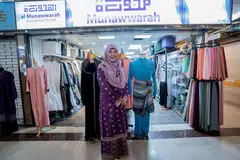Cik Rasidah Mohamad Din, pemilik butik Munawwarah dan agensi pelancongan Al Munawwarah Travel & Tours Pte Ltd, mula menjual baju Melayu di bazar Raya pada 1998.