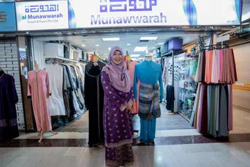 Cik Rasidah Mohamad Din, pemilik butik Munawwarah dan agensi pelancongan Al Munawwarah Travel & Tours Pte Ltd, mula menjual baju Melayu di bazar Raya pada 1998.