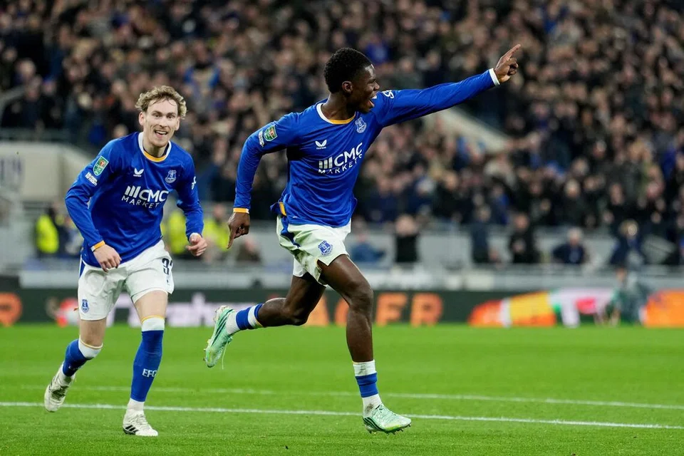 Penyerang Everton, Thierno Barry (kanan), meraikan jaringan gol ketiga pasukannya bersama penjaring gol pembukaan, James Garner, semasa perlawanan pusingan keempat Piala Carabao menentang Newcastle United di Stadium Hill Dickinson, Liverpool, pada 29 Oktober.