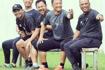 KIAN SERASI DI KUANTAN: Fandi Ahmad (dua dari kanan) bersama-sama Ketua Jurulatih Sri Pahang FC, Datuk Dollah Salleh (paling kanan), dengan jurulatih yang lain seperti Datuk Ahmad Yusof (paling kiri) menyaksikan latihan pasukan Pahang baru-baru ini. - Foto ihsan FANDI AHMAD