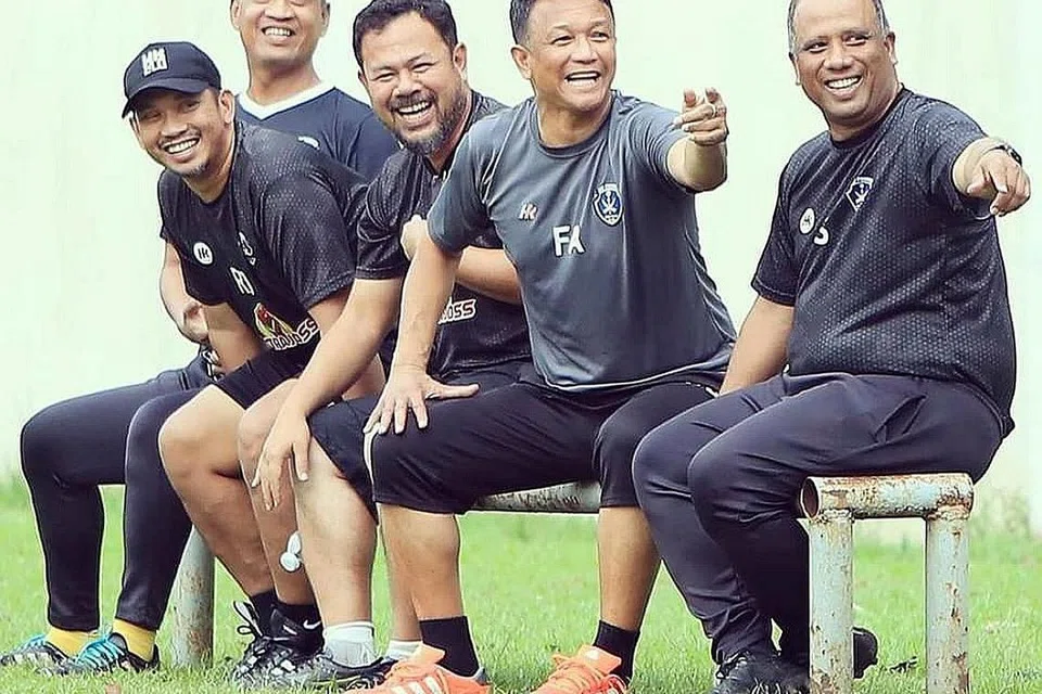 KIAN SERASI DI KUANTAN: Fandi Ahmad (dua dari kanan) bersama-sama Ketua Jurulatih Sri Pahang FC, Datuk Dollah Salleh (paling kanan), dengan jurulatih yang lain seperti Datuk Ahmad Yusof (paling kiri) menyaksikan latihan pasukan Pahang baru-baru ini. - Foto ihsan FANDI AHMAD