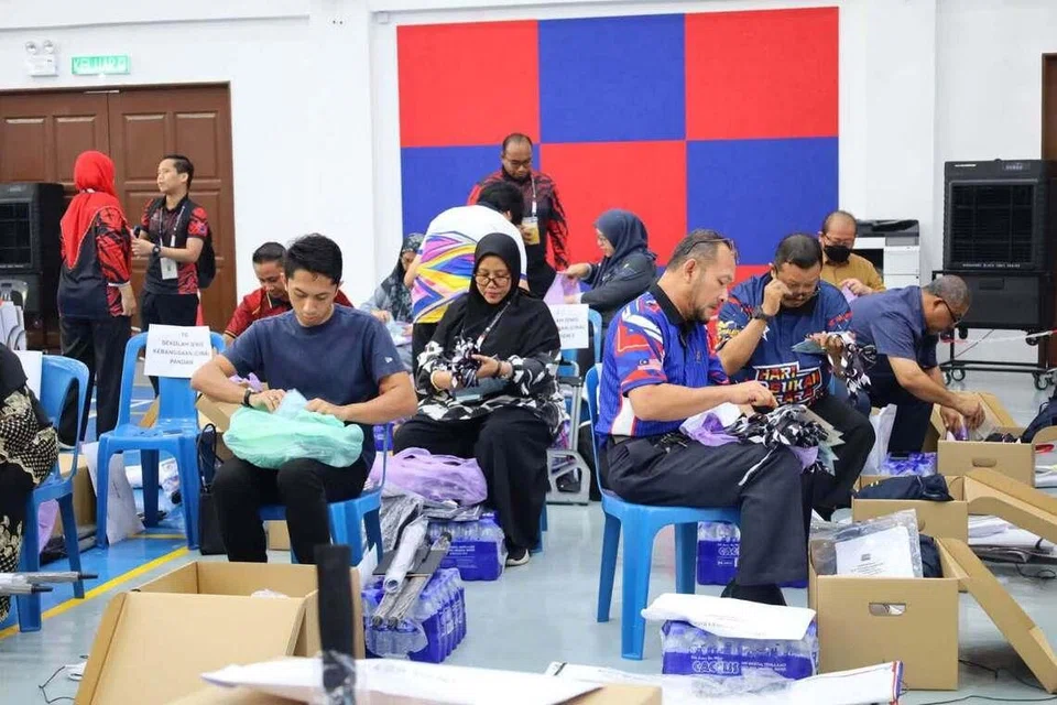 Kakitangan Suruhanjaya Pilihan Raya (SPR) membuat pemeriksaan ketika proses semakan peti undi di Dewan Serbaguna Permas, Pontian.