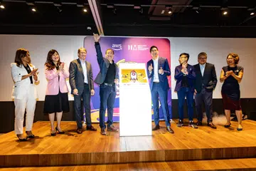 USAHA DIGITAL BARU: Pengarah urusan serantau Amazon Web Services (AWS) untuk Asia Pasifik dan Jepun, Encik Rahul Sharma (empat dari kiri), dan penolong ketua eksekutif untuk media, inovasi, komunikasi dan pemasaran Penguasa Pembangunan Infokom Media (IMDA), Encik Justin Ang (empat dari kanan), meraikan pelancaran Pusat Inovasi Bersama (JIC) pada 5 Jun 2023 di Bangungan PIXEL IMDA.