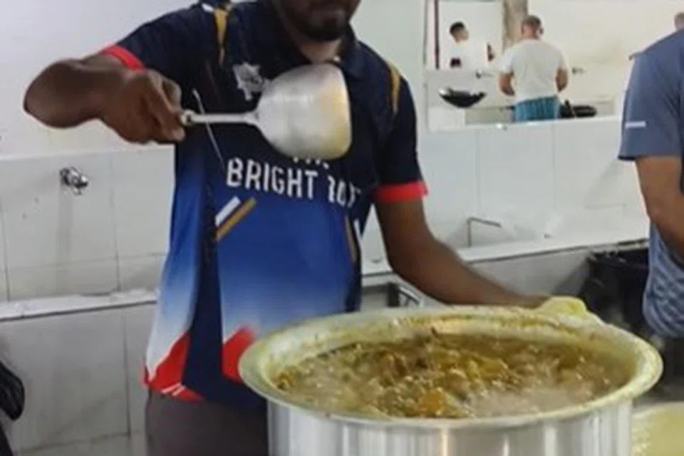 Encik Ahmad Bulbul merupakan antara tukang masak utama yang menghasilkan beraneka jenis lauk-pauk tradisi Bangladesh untuk santapan bersama.