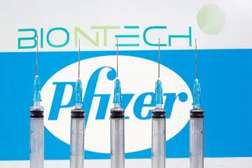 PENAWAR WABAK: Syarikat farmaseutikal, Pfizer, dan rakannya dari Jerman BioNTech minggu lalu mengumumkan vaksin mereka 95 peratus berkesan sementara Moderna sebelum ini mengumumkan vaksinnya capai 94.5 peratus keberkesanannya. - Foto REUTERS