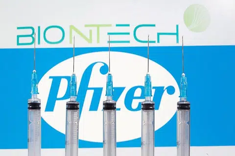 PENAWAR WABAK: Syarikat farmaseutikal, Pfizer, dan rakannya dari Jerman BioNTech minggu lalu mengumumkan vaksin mereka 95 peratus berkesan sementara Moderna sebelum ini mengumumkan vaksinnya capai 94.5 peratus keberkesanannya. - Foto REUTERS