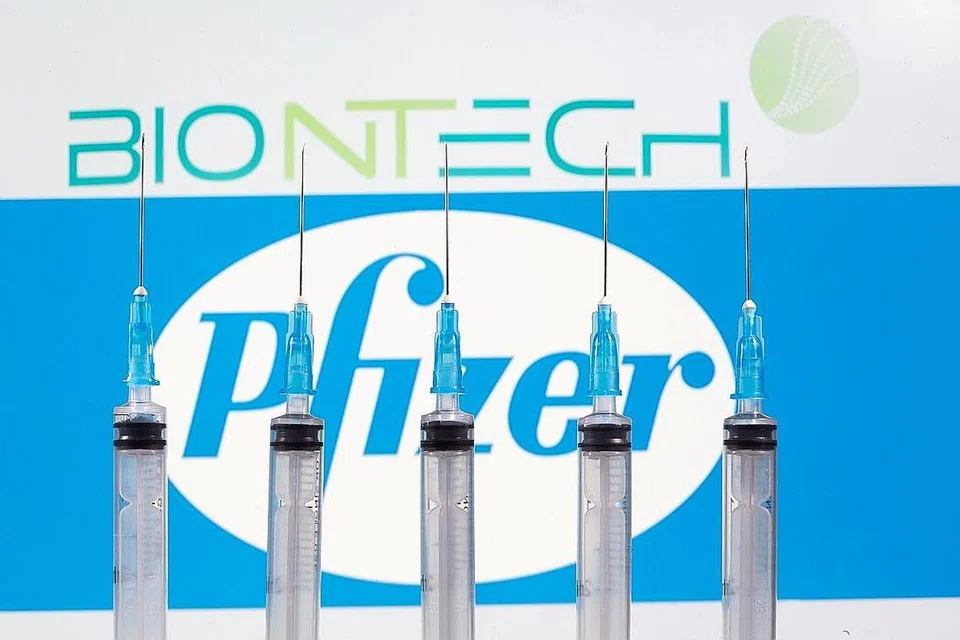 PENAWAR WABAK: Syarikat farmaseutikal, Pfizer, dan rakannya dari Jerman BioNTech minggu lalu mengumumkan vaksin mereka 95 peratus berkesan sementara Moderna sebelum ini mengumumkan vaksinnya capai 94.5 peratus keberkesanannya. - Foto REUTERS