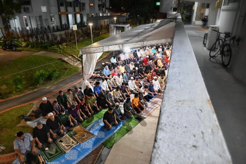 Jemaah menunaikan solat tarawih di Blok 450 Tampines Street 42 pada Mac 2025.