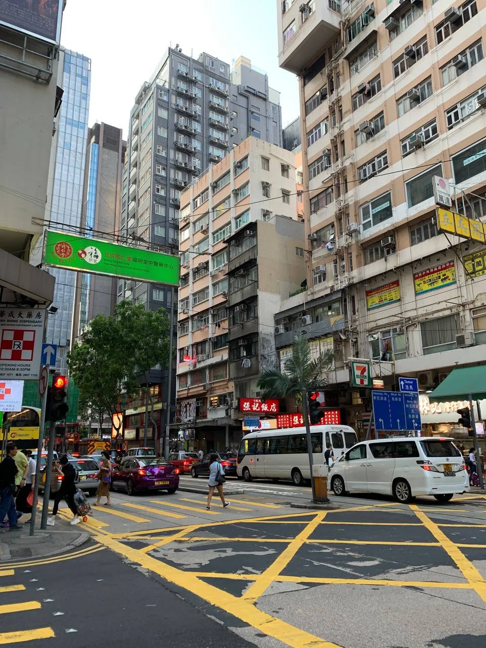 RIUH: Terdapat banyak bangunan tinggi dengan suasana riuh di Hong Kong.