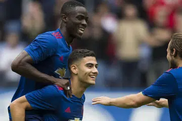 PERLUKAN MASA: Pemain pertahanan Ivory Coast Manchester United, Eric Bailly (kiri) digendong oleh pemain tengah Brazil United, Andreas Pereira (tengah), dan pemain tengah Belanda United, Daley Blind, semasa meraikan gol jaringan Pereira dalam kemenangan 2-0 mereka ke atas Wigan. - Foto AFP