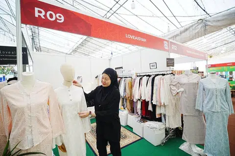 Pengasas jenama baju kurung LoveAisyah, Cik Aisyah Lim, menekankan kepentingan pengalaman membeli-belah yang selesa serta interaksi langsung antara peniaga dan pelanggan sebagai antara faktor utama yang mendorongnya menyertai bazar Kampong Gelam tahun ini.