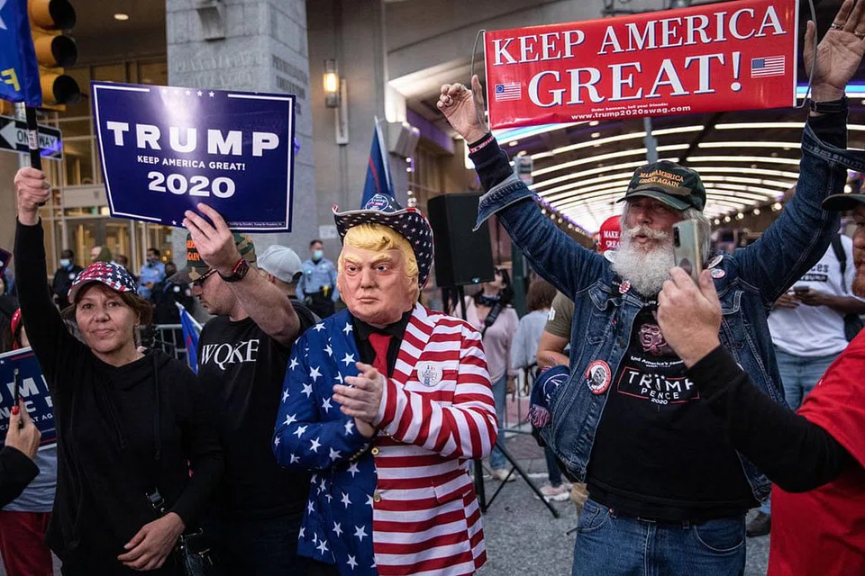 PENYOKONG TRUMP: Penyokong Presiden Donald Trump melahirkan rasa tidak puas hati mengenai kiraan undi di Philadelphia (atas). - Foto AFP