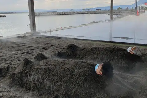 Encik Muhamad Fariqqin Anuar ditimbus dalam spa pasir yang bertujuan menyegarkan diri di pantai Beppu, wilayah Kyushu pada Februari 2023. Mandian pasir itu dipanaskan dengan menggunakan air mata (air natrium klorida), yang dipercayai menggalakkan kesihatan baik.