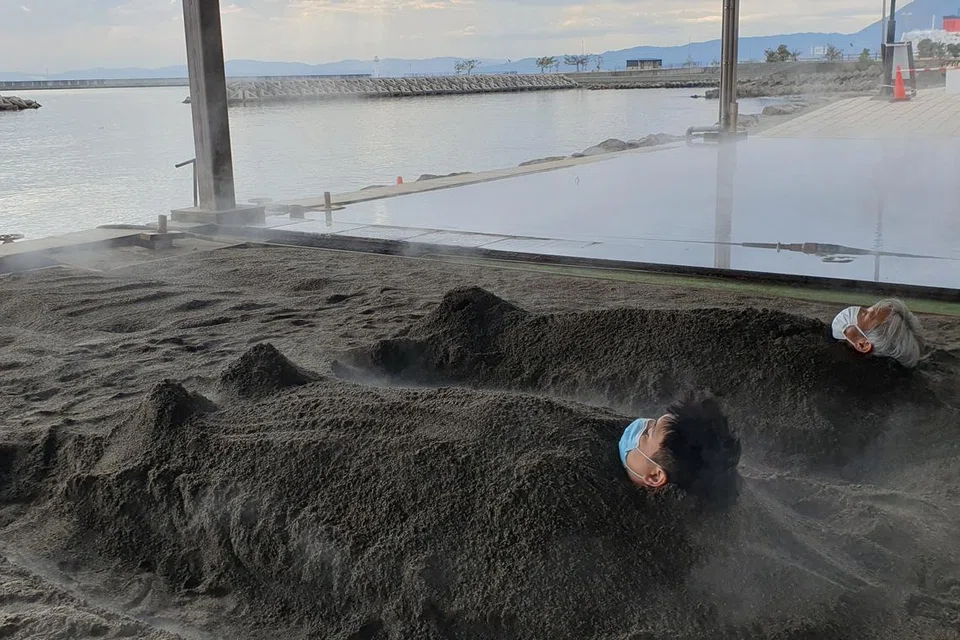 Encik Muhamad Fariqqin Anuar ditimbus dalam spa pasir yang bertujuan menyegarkan diri di pantai Beppu, wilayah Kyushu pada Februari 2023. Mandian pasir itu dipanaskan dengan menggunakan air mata (air natrium klorida), yang dipercayai menggalakkan kesihatan baik.