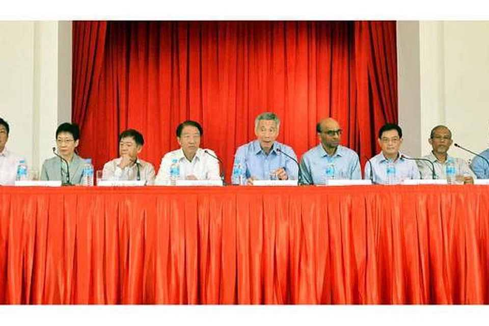 ROMBAKAN BESAR: Encik Lee (tengah) mengumumkan perubahan Kabinet di sidang media di Istana semalam yang turut dihadiri (dari kiri) Encik Ng, Cik Fu, Encik Khaw, Encik Teo, Encik Tharman, Encik Heng, Encik Masagos Zulkifli dan Encik Ong. - Foto KHALID BABA