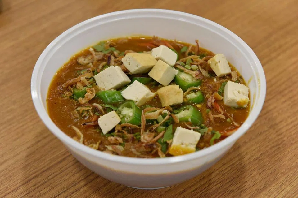 GABUNG TENAGA: Encik Ahmad Nusrath dan Encik Adlee Nazree Suparman sama-sama bergabung dalam membuka perniagaan restoran dan gerai dengan menjual sajian seperti mi rebus (gambar atas) yang dimasak dengan menggunakan pes rempah yang telah disediakan awal bagi memastikan rasanya konsisten dan boleh dijangkakan pelanggan. - Foto BH oleh SYAZA NISRINA