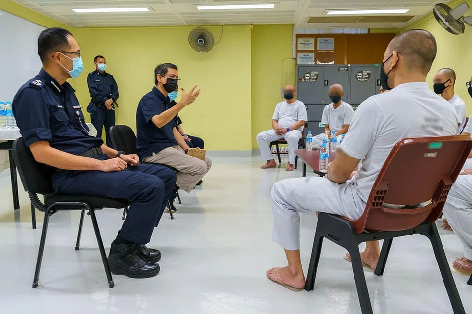 BANDUAN PERLU DISOKONG BAGI MULA HIDUP BARU: Profesor Madya Muhammad Faishal Ibrahim (duduk, dua dari kanan) bertemu dengan para pesalah di penjara baru-baru ini sebelum berbuka puasa bersama mereka. - Foto PERKHIDMATAN PENJARA SINGAPURA