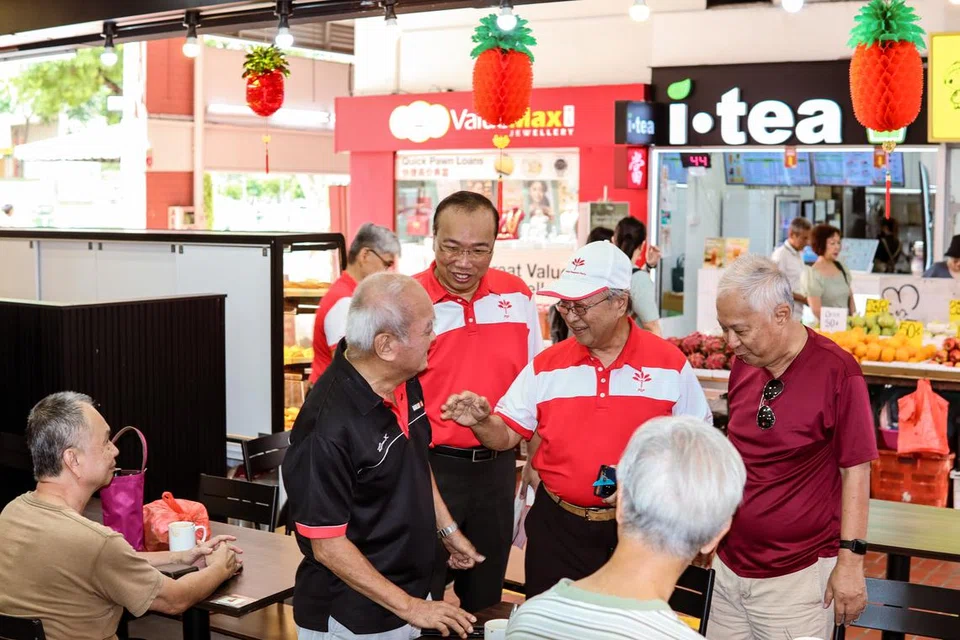 Bakal calon Parti Kemajuan Singapura (PSP), Encik Jeffrey Khoo (berdiri, dua dari kiri), dan Dr Tan Cheng Bock (berdiri, dua dari kanan), berbual bersama pengunjung di sebuah kedai kopi di Bishan North pada 17 April, untuk memahami keperluan dan kebimbangan mereka pada Pilihan Raya Umum 2025 (GE2025). 