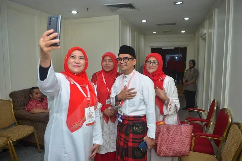 Ketua Pemuda Umno Kelantan, Encik Mohd Azmawi Fikri Abdul Ghani, yang berjaya merampas semula kerusi tradisi Barisan Nasional-Umno pada pilihan raya kecil Dewan Undangan Negeri (DUN) Nenggiri di Kelantan, pada 17 Ogos lalu, mencuri tumpuan ketika hadir ke Persidangan Agung Umno (PAU) 2024, di Kuala Lumpur. 