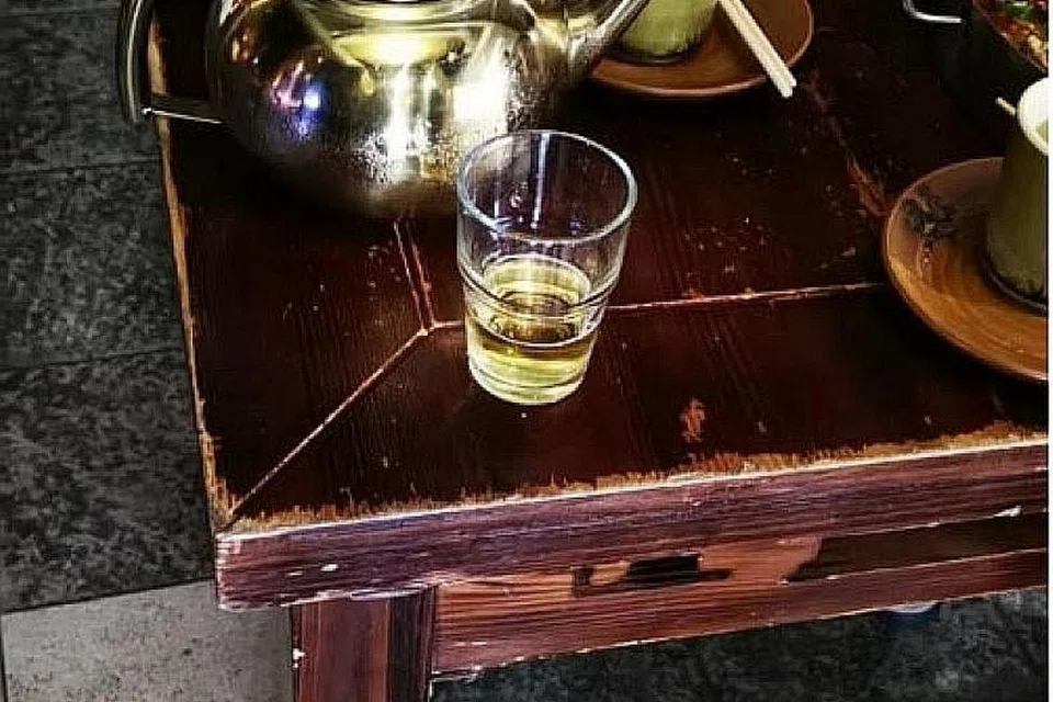 LANGGAR PERATURAN: Sebuah kedai F&B di Orchard Road melanggar peraturan pengurusan selamat Covid-19 dengan menghidangkan arak menggunakan teko logam selepas 11 malam. Di sebuah kedai F&B di Jurong East pula, sekumpulan lapan pelanggan didapati duduk bersama di satu meja. - Foto-foto MSE