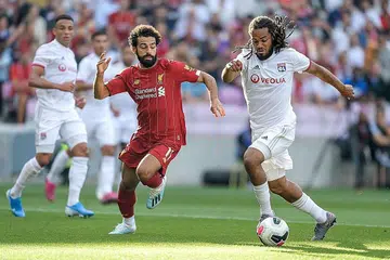 KEMBALI BERAKSI: Pemain Liverpool Mohamed Salah (tengah) bersaing dengan pemain Lyon Jason Denayer dalam perlawanan persahabatan. Ia adalah perlawanan pertama bagi Salah dalam tempoh pramusim ini. - Foto AFP