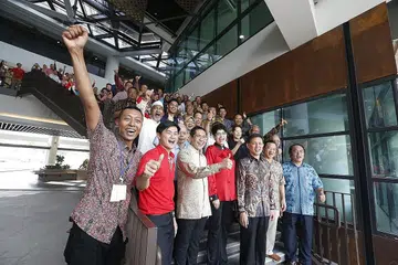 USAH LUPA MEREKA YANG MASIH DI BELAKANG: Encik Chan (depan, tiga dari kanan) menghadiri acara di Wisma Geylang Serai tahun lalu (gambar kanan). Dalam satu wawancara dengan BH/BM, beliau menarik perhatian tentang masih ada kalangan masyarakat Melayu yang masih memerlukan bantuan untuk berjaya. - Foto fail