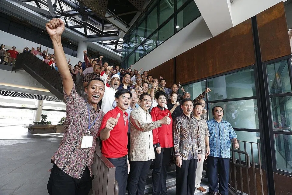 USAH LUPA MEREKA YANG MASIH DI BELAKANG: Encik Chan (depan, tiga dari kanan) menghadiri acara di Wisma Geylang Serai tahun lalu (gambar kanan). Dalam satu wawancara dengan BH/BM, beliau menarik perhatian tentang masih ada kalangan masyarakat Melayu yang masih memerlukan bantuan untuk berjaya. - Foto fail
