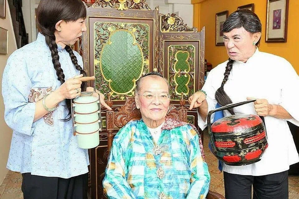 WAYANG PERANAKAN: Persembahan teater 'Kain Chik Dua Mungka' akan meneroka sikap bermuka dua dalam diri manusia. Bibik Bisu dimainkan pelakon veteran GT Lye (tengah), manakala Kelvin Tan (kiri) memainkan watak Ah Man dan Lee Yong Ming memainkan watak Ah Nui. Ah Man dan Ah Nui memainkan watak orang gaji. - Foto GUNONG SAYANG ASSOCIATION